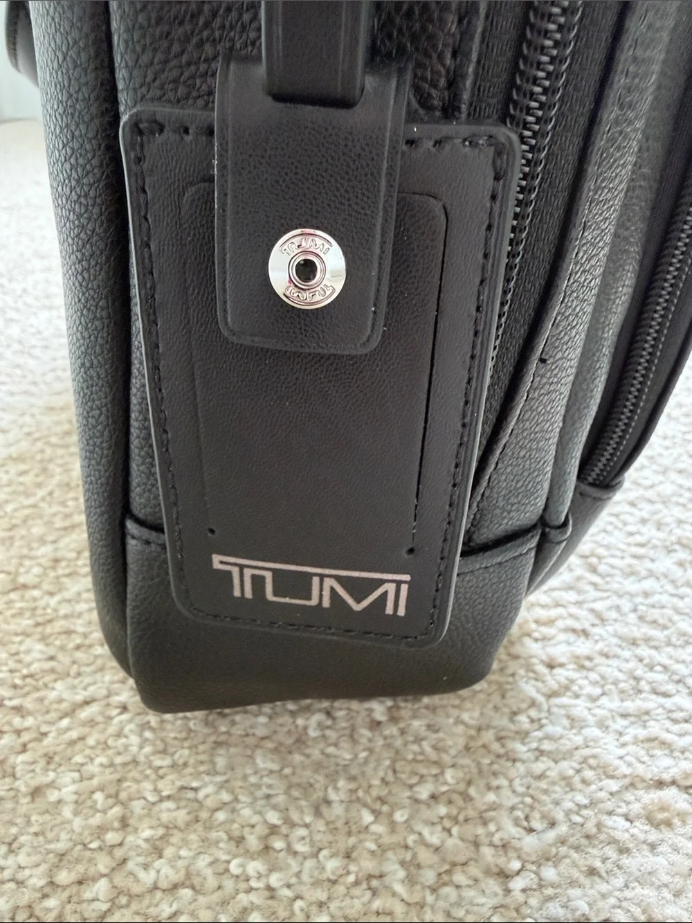 Tumi Black oakfield Leather Men’s Briefcase with Front Zip Pocket